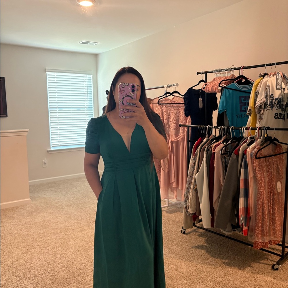 Chic V-Neck Maxi Dress in Forest Green